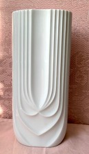 Vase ovale en porcelaine