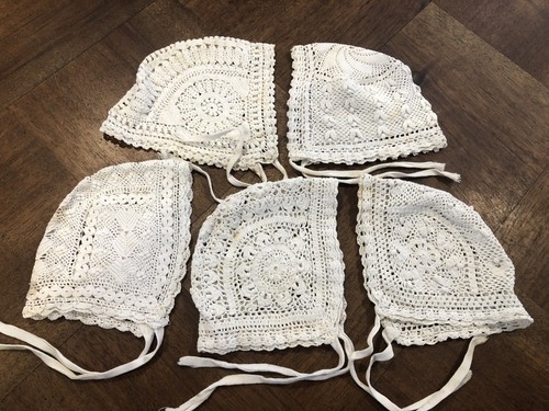 Anciens bonnets avec - anciens,