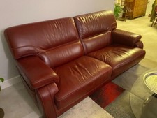 Canapé entièrement en cuir  dimension: L:200 cm H: 90 cm profondeur 100 cm