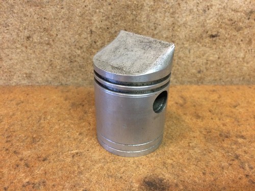 Piston moto ancienne - moto, à