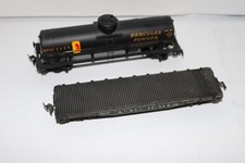 MANTUA  OU MEHANOTEHNICA LOT DE 2 WAGONS DONT CITERNE  REF: