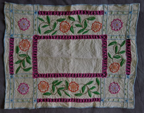 Napperon ancien brodé - ▉,