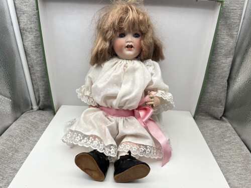 Poupée tête porcelaine