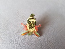 Pin's BLASON - Serpent + épées + tête de mort