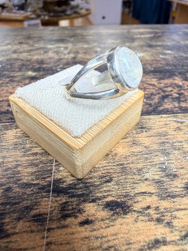 Bague avec une pierre lune - une,
