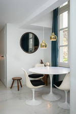 Knoll. Table ronde Saarinen. Diamètre 120 cm, stratifié blanc. Parfait état !