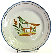 ANCIENNE  ASSIETTE LES ISLETTES Un oiseau coloré sur un perchoir