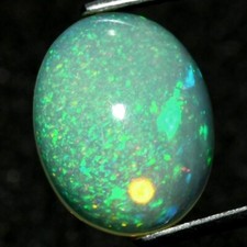 Opale noble moyennement irisé du Mexique en ovale cabochon de 2,71Cts