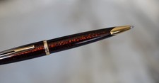 MAGNIFIQUE STYLO BILLE WATERMAN CARENE EN LAQUE AMBRE MOIREE & PL. OR 18 CARATS