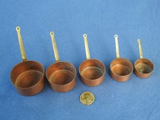 5 mini casseroles en cuivre pour dinette,  peut agrémenté décor poupée ancienne