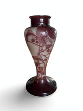 Vase balustre signé Gallé à décor de vigne vierge blanc et violet