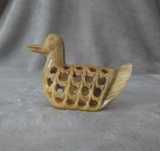 Statue canard sculpté dans la