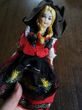 Poupée folklorique Alsacienne robe rouge brodée