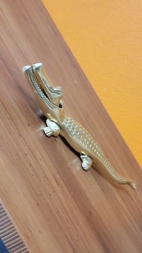 Casse noix crocodile laiton - en,