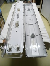 Luminaire : 2 Réglettes d'éclairage a 2 tubes néon étanche longueur 1.28m 