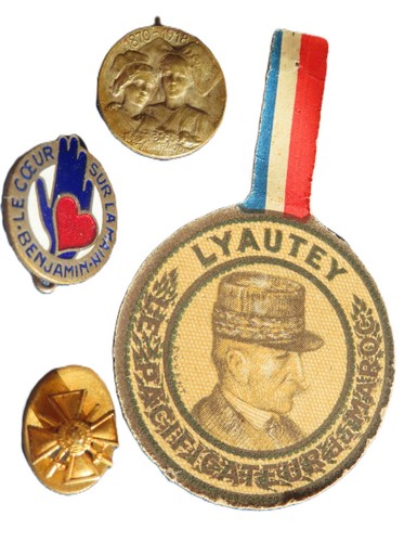 Lot 4objets patriotiques dont - lot,