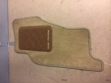 Occasion : Tapis avant conducteur Jeep d'origine couleur beige et marron pour Gr