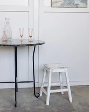 Regis, le tabouret blanc en