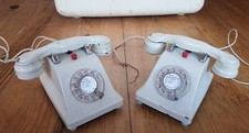 Deux anciens téléphones en