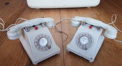 Deux anciens téléphones - , en