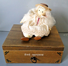 Poupée automate musicale  perchée sur boite à tiroir en bois