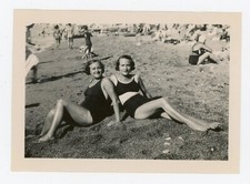 PHOTO snapshot, sur la plage 2 jeunes femmes en maillot épaule contre épaule
