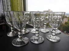 8 anciens verres à vin