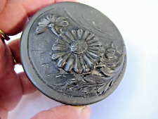 ART NOUVEAU Boite pilulier - En étain - Décor fleurs marguerite - signé CORTESI