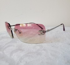 Lunettes de soleil Chanel Dusty Pink CC Crystal sans monture couleur rose poudré