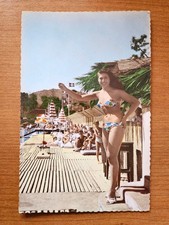 Carte postale La Côte d'Azur - La Napoule Alpes-Maritimes - La Pin-up à la plage