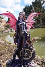 15532     FIGURINE   FEE  ELFE SEXY GOTHIQUE MOTARD  HEROIC FANTASY DRAGON