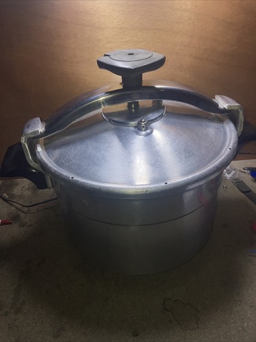 Ancienne cocotte minute - (d27),