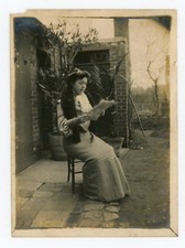 PHOTO Photographie vers 1900, belle époque la balançoire femme à la lecture