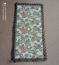 Napperon brodé à fils dorés