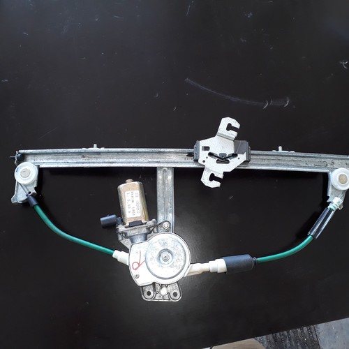 Moteur avec tringlerie lève