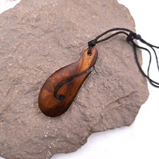 Collier en bois sculpté