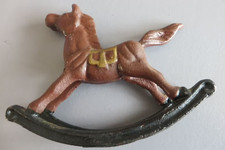 Ancien cheval à bascule en fonte peint