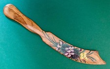 Joli petit coupe-papier ancien en bois d'olivier vernis et fleuri - "Bandol" -