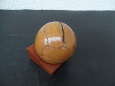 TIRELIRE EN BOIS EN FORME DE BALLON DE FOOT ANCIENNE