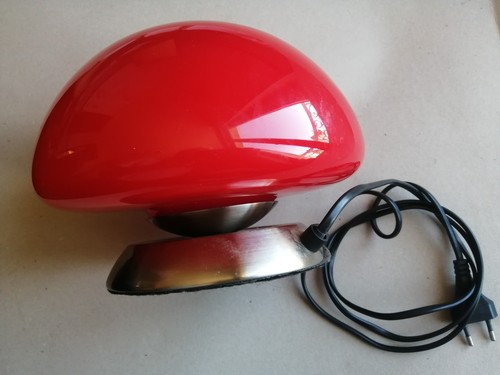 Une lampe champignon poser - une,