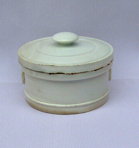 Ancien pot couvert blanc