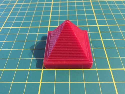 Pyramide rouge seule - , pièce