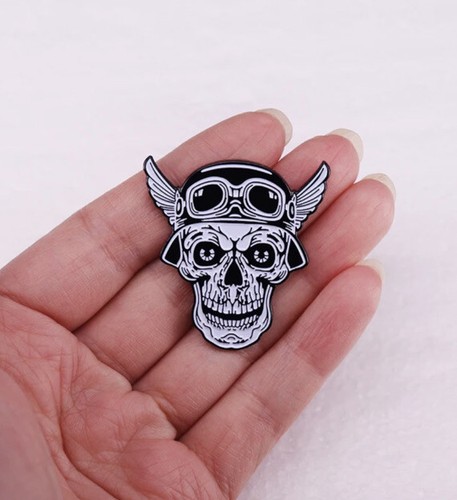 Pin broche badge casque - pin's, tete