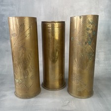 Paire de vase obus gravés