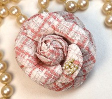 Broche Camélia bicolore Blanc et rose poudré customisée en tweed 5 cm