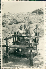 Yougoslavie, Métier à tisser en plein air à Néum (Bosnie-Herzégovine), 1957  Vin