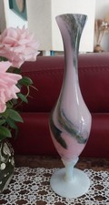 vase / soliflore ancien en Opaline rose marbrée de vert et bleu, pied torsadé 