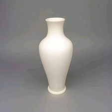 Joli Vase blanc porcelaine de Sèvres XXe , 25cm
