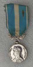 MEDAILLE COLONIALE modèle EPAULE HAUTE  AVEC DES CHOCS