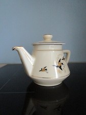 THÉIÈRE  EN PORCELAINE ET